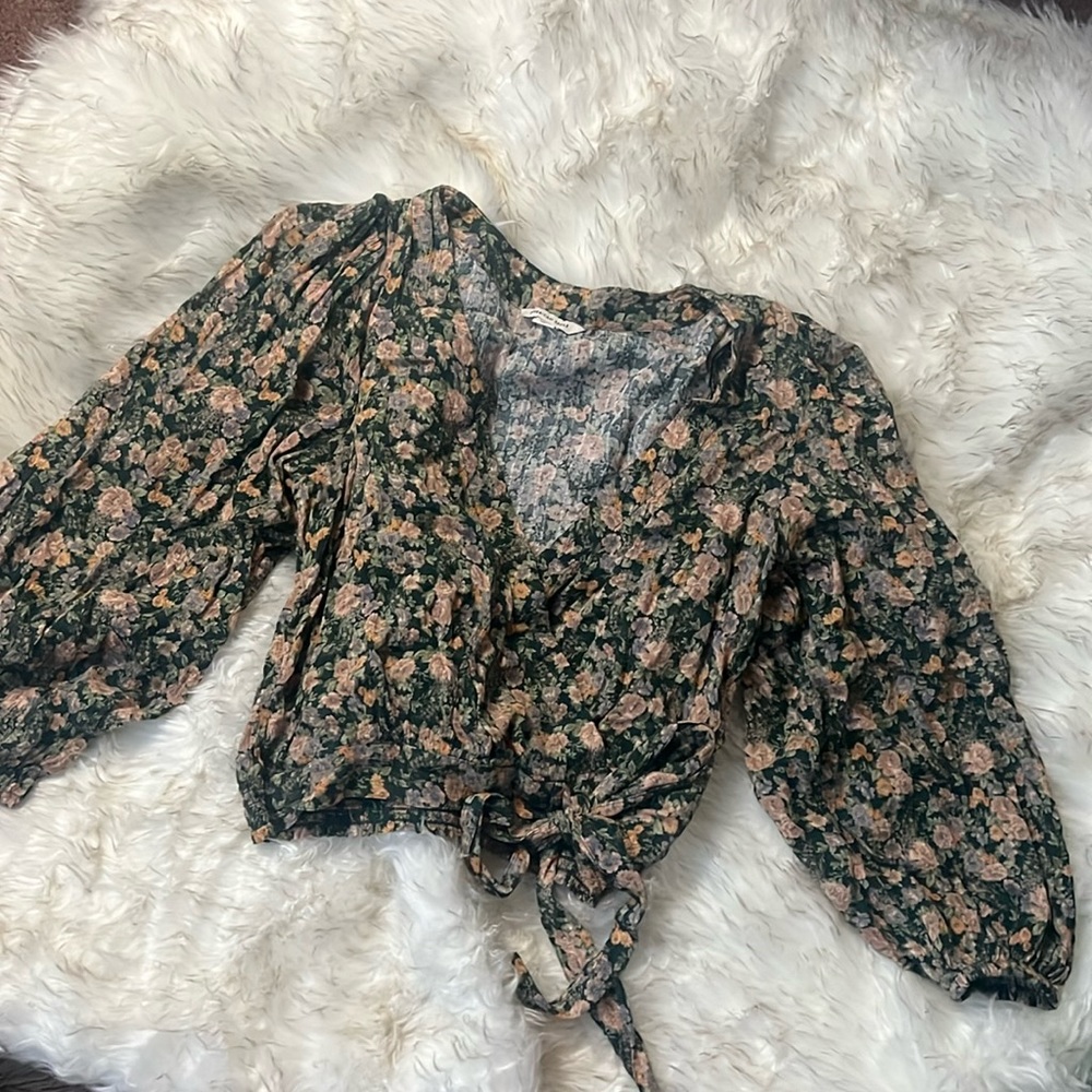 Floral puffed sleeves blouse.